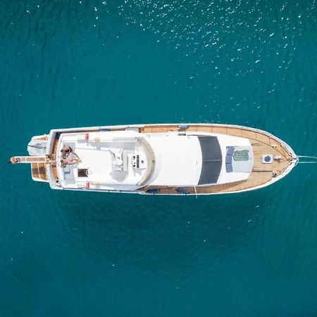 Sea Baroniv "Bedsonboat" Hotel Биргу Екстериор снимка