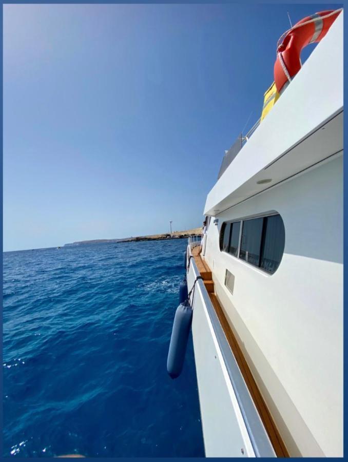 Sea Baroniv "Bedsonboat" Hotel Биргу Екстериор снимка
