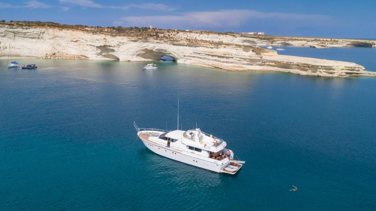 Sea Baroniv "Bedsonboat" Hotel Биргу Екстериор снимка