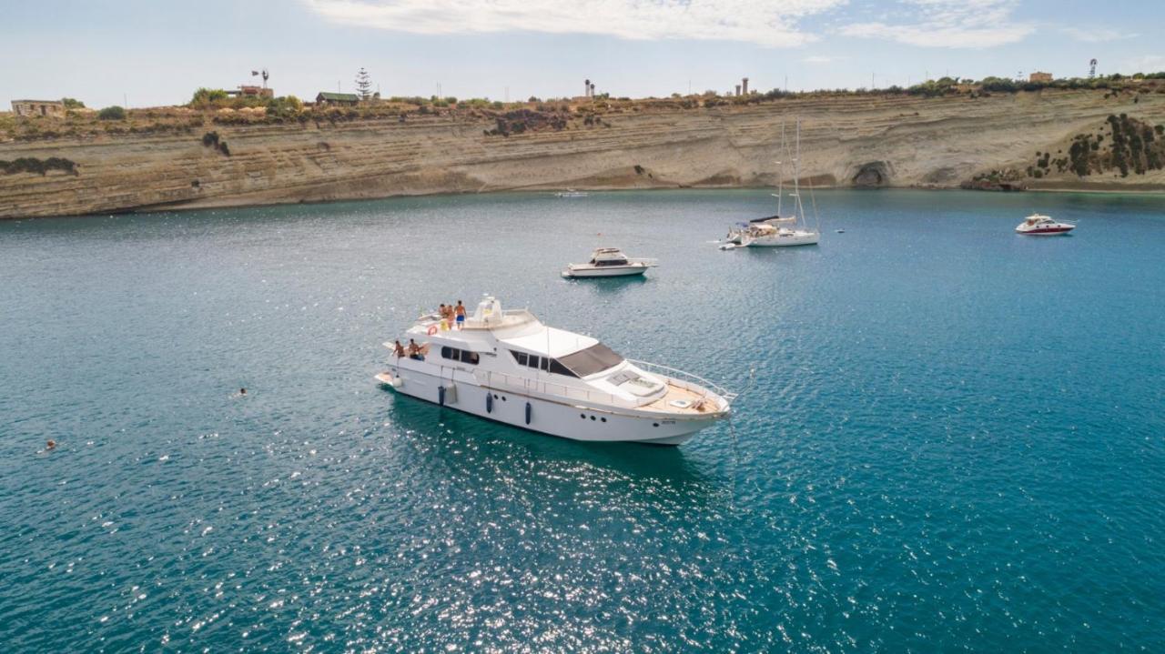 Sea Baroniv "Bedsonboat" Hotel Биргу Екстериор снимка