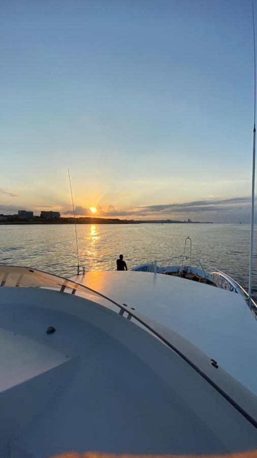 Sea Baroniv "Bedsonboat" Hotel Биргу Екстериор снимка