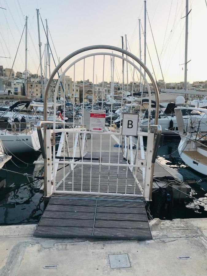 Sea Baroniv "Bedsonboat" Hotel Биргу Екстериор снимка