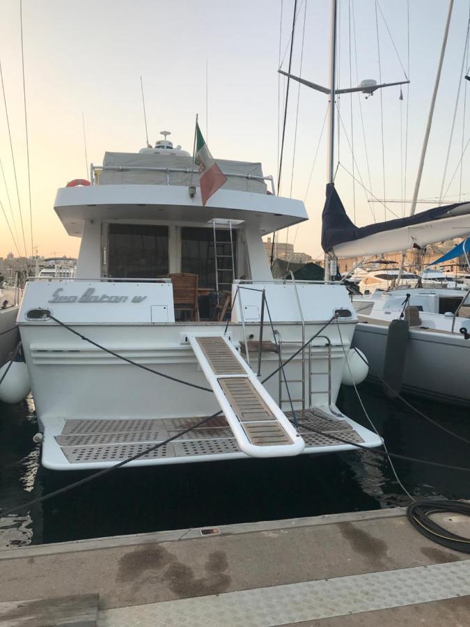 Sea Baroniv "Bedsonboat" Hotel Биргу Екстериор снимка