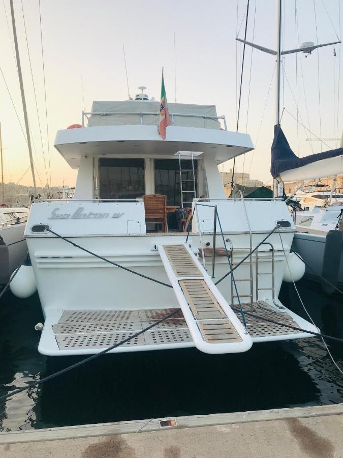 Sea Baroniv "Bedsonboat" Hotel Биргу Екстериор снимка