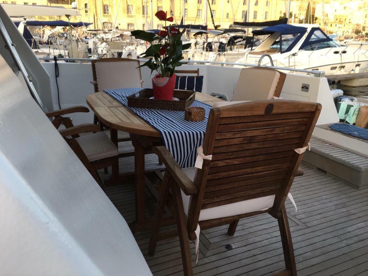 Sea Baroniv "Bedsonboat" Hotel Биргу Екстериор снимка