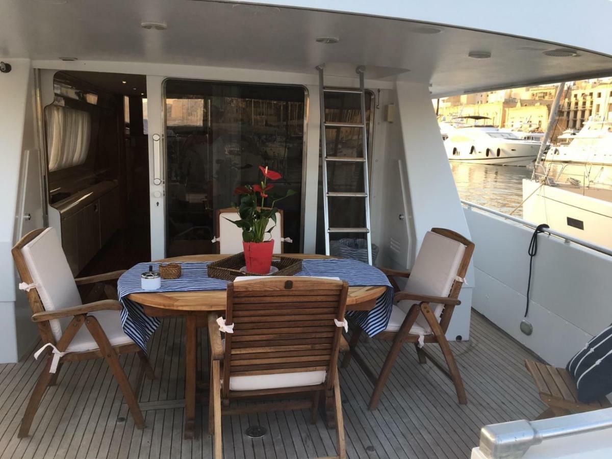 Sea Baroniv "Bedsonboat" Hotel Биргу Екстериор снимка
