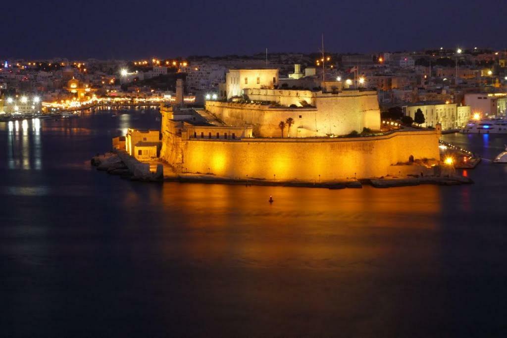 Sea Baroniv "Bedsonboat" Hotel Биргу Екстериор снимка