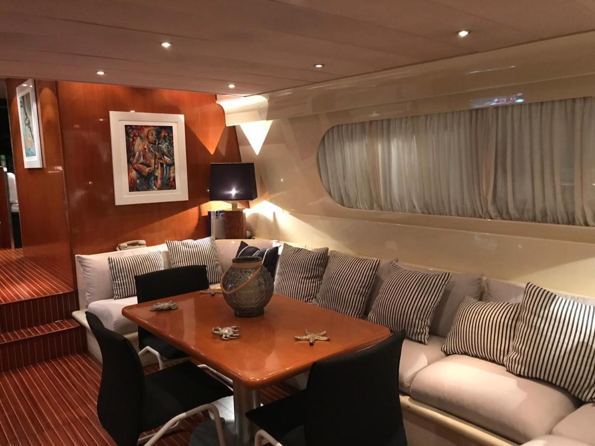 Sea Baroniv "Bedsonboat" Hotel Биргу Екстериор снимка
